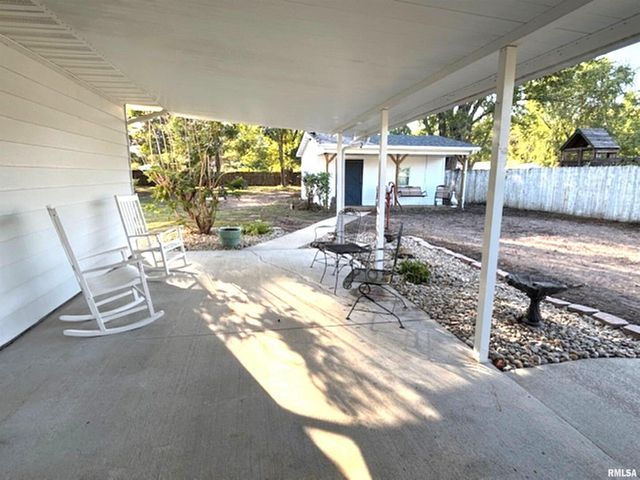 2633 S BROADWAY Avenue, Salem, IL 62881