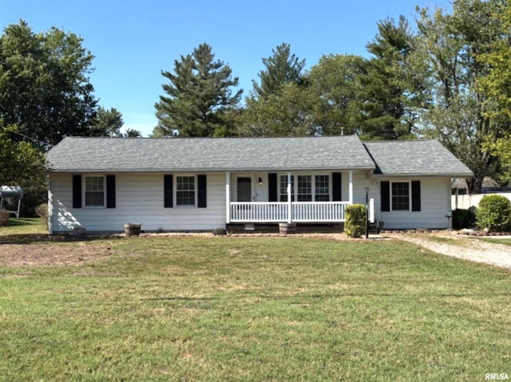 2633 S BROADWAY Avenue, Salem, IL 62881