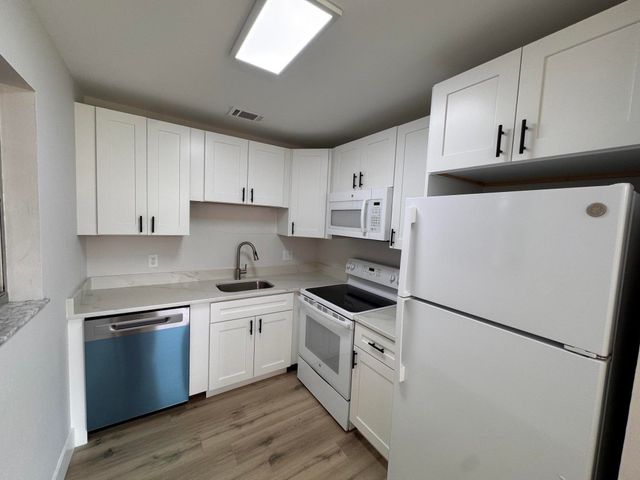 12 Lake Vista Trl Apt 203, Port St Lucie, FL 34952