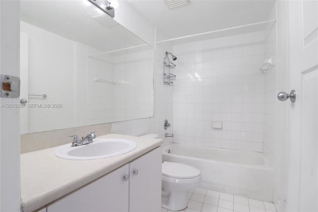 5085 NW 7th St 601, Miami, FL 33126