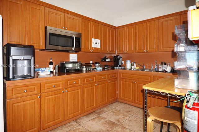 5085 NW 7th St 601, Miami, FL 33126