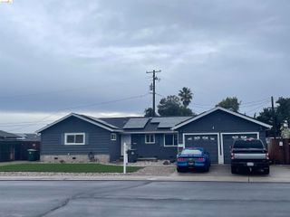 1275 Armstrong Dr, Manteca, CA 95336