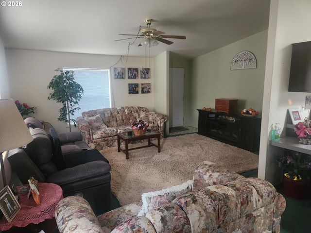 204 TROUT Loop, Roseburg, OR 97471