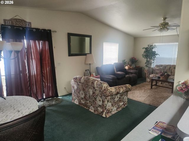 204 TROUT Loop, Roseburg, OR 97471