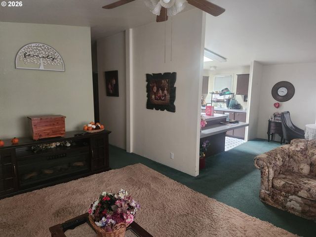 204 TROUT Loop, Roseburg, OR 97471