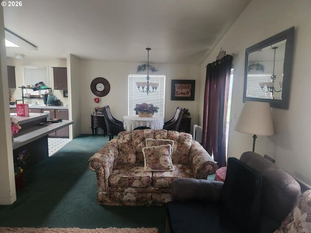 204 TROUT Loop, Roseburg, OR 97471