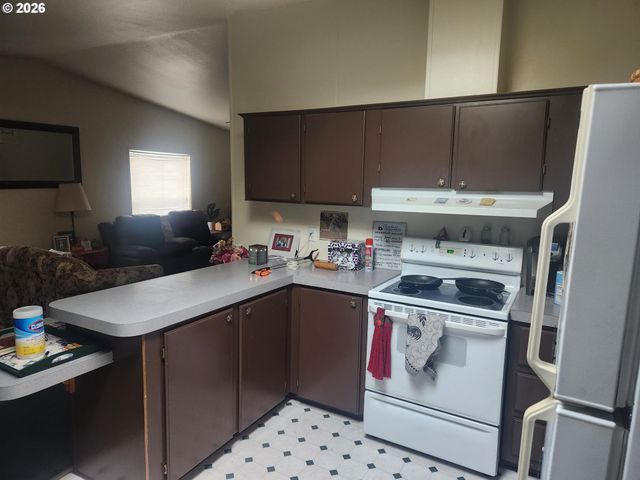 204 TROUT Loop, Roseburg, OR 97471