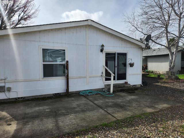 204 TROUT Loop, Roseburg, OR 97471