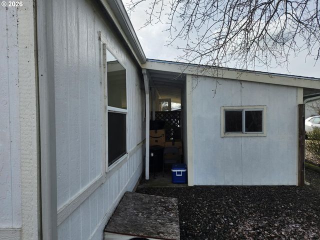 204 TROUT Loop, Roseburg, OR 97471