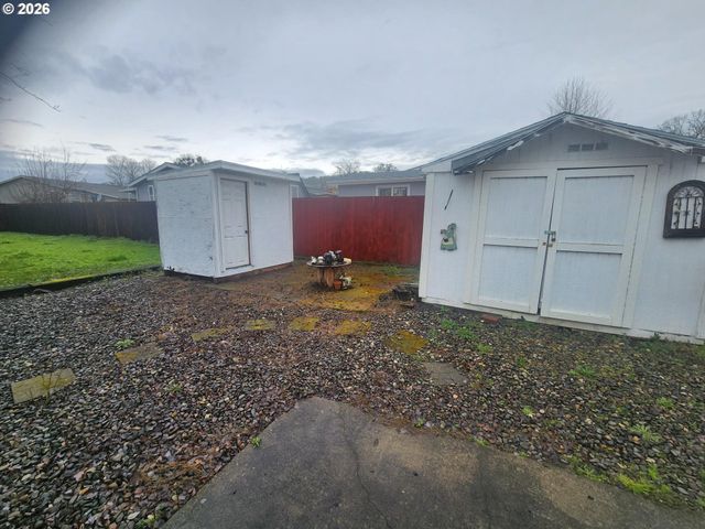 204 TROUT Loop, Roseburg, OR 97471