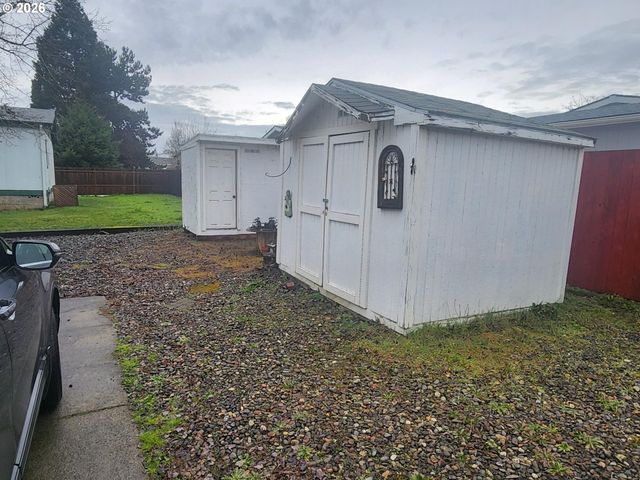 204 TROUT Loop, Roseburg, OR 97471