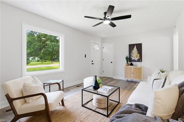 3616 Parr LN, Chesapeake, VA 23323