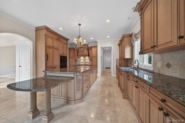 6265 Dakota Circle, Bloomfield Hills, MI 48301
