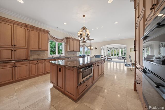 6265 Dakota Circle, Bloomfield Hills, MI 48301