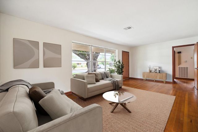 225 W Spreading Oak Drive, Houston, TX 77076