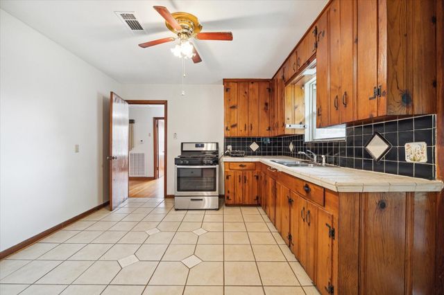 225 W Spreading Oak Drive, Houston, TX 77076