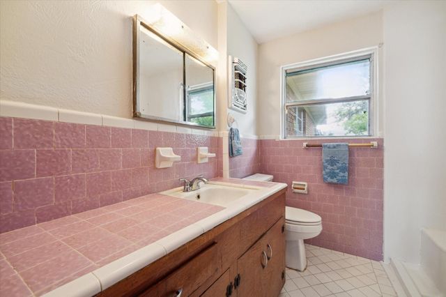 225 W Spreading Oak Drive, Houston, TX 77076