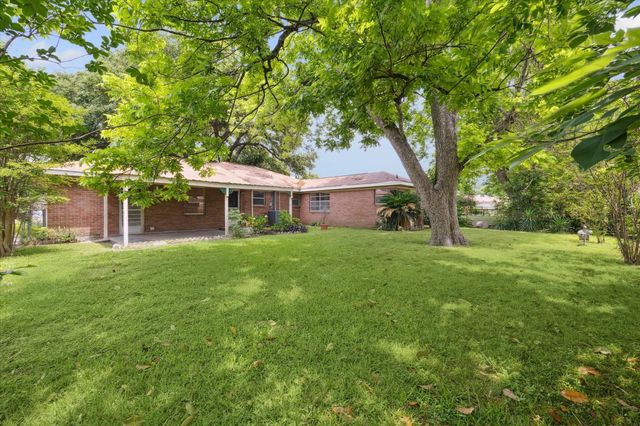 225 W Spreading Oak Drive, Houston, TX 77076