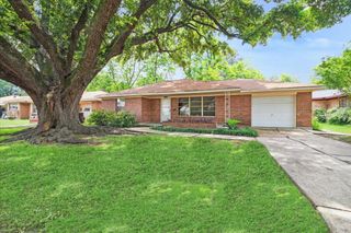 225 W Spreading Oak Drive, Houston, TX 77076
