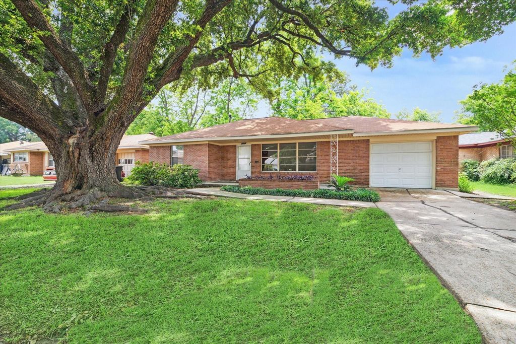 225 W Spreading Oak Drive, Houston, TX 77076
