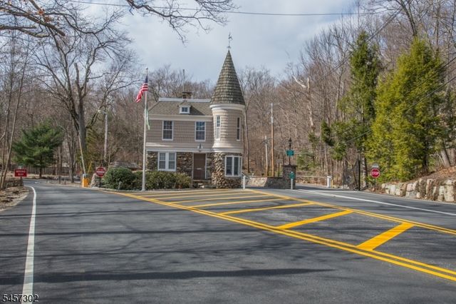 390 Ski Trl, Kinnelon Boro, NJ 07405