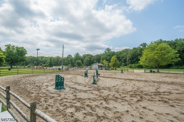 390 Ski Trl, Kinnelon Boro, NJ 07405