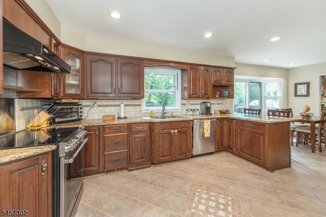 390 Ski Trl, Kinnelon Boro, NJ 07405