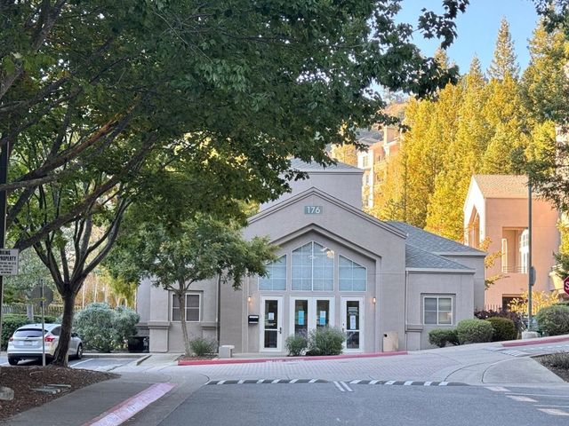 320 Caldecott Ln 127, Oakland, CA 94618