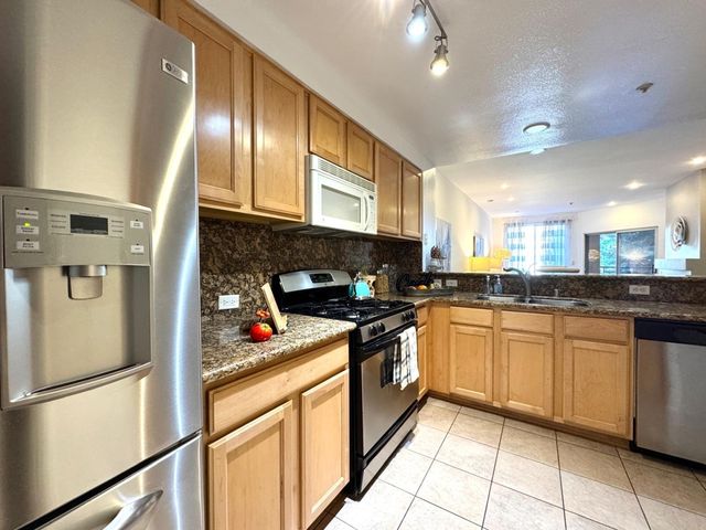 320 Caldecott Ln 127, Oakland, CA 94618