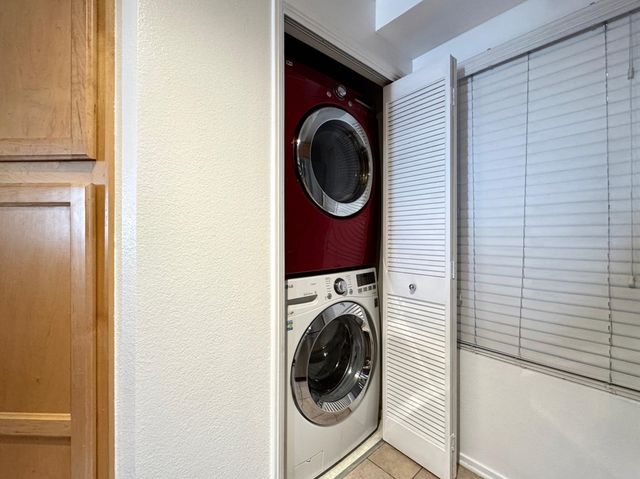 320 Caldecott Ln 127, Oakland, CA 94618