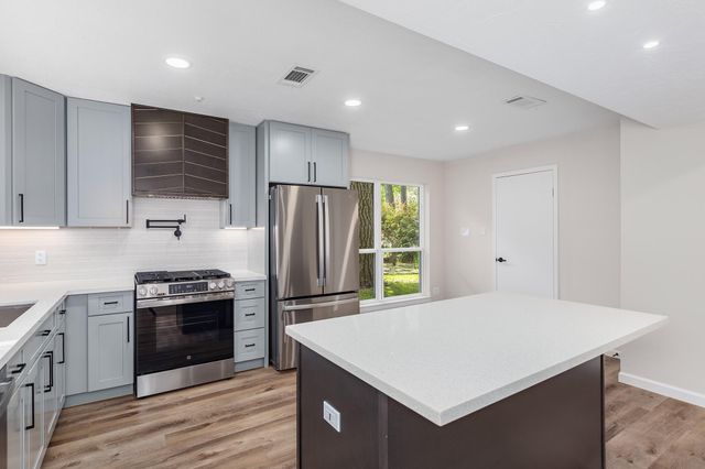 79 N Pathfinders Circle, The Woodlands, TX 77381
