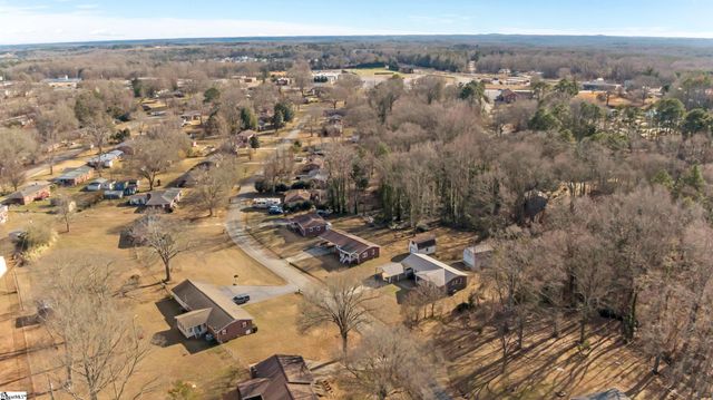 426 Meadowbrook Avenue, Woodruff, SC 29388