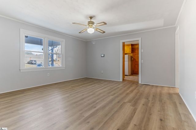 426 Meadowbrook Avenue, Woodruff, SC 29388