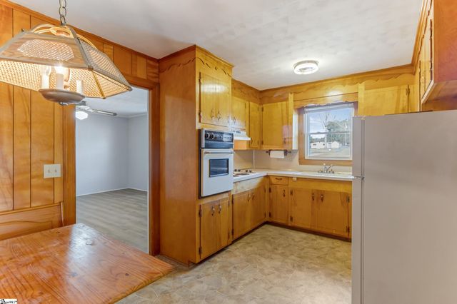 426 Meadowbrook Avenue, Woodruff, SC 29388