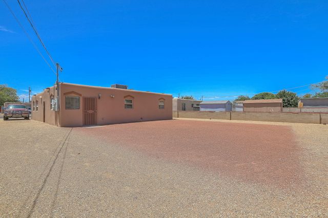 324 62nd Street NW, Albuquerque, NM 87105