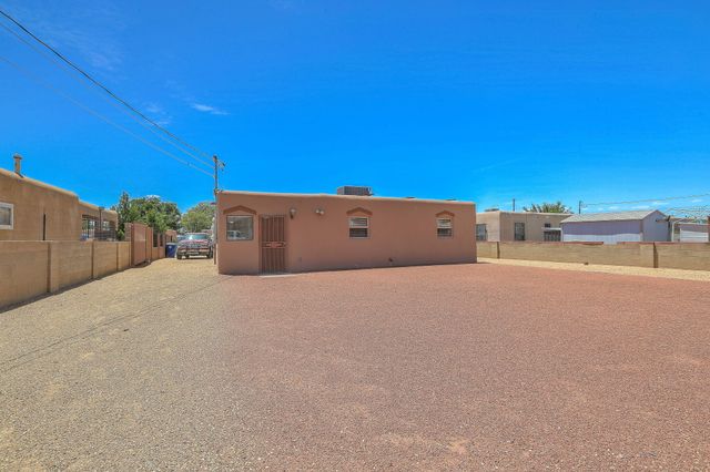324 62nd Street NW, Albuquerque, NM 87105
