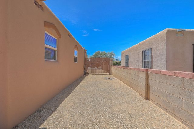 324 62nd Street NW, Albuquerque, NM 87105
