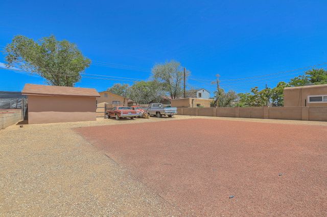 324 62nd Street NW, Albuquerque, NM 87105