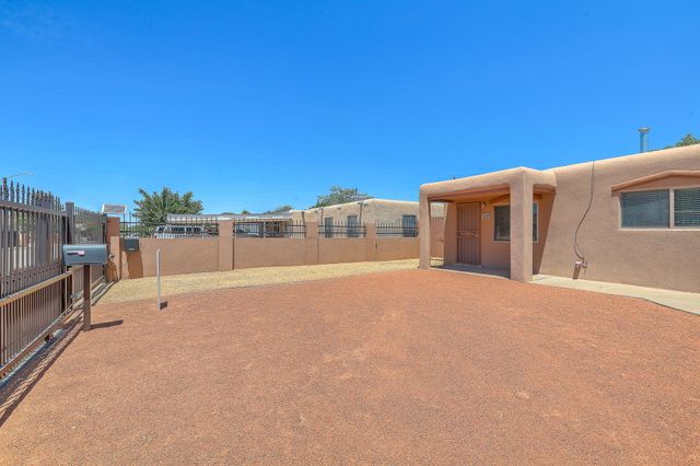 324 62nd Street NW, Albuquerque, NM 87105