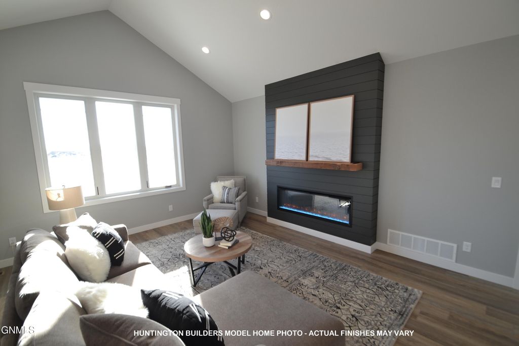 4633 Silbernagel Drive, Bismarck, ND 58503 photo 4