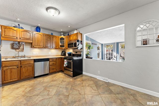 4610 N RIPLEY Street, Davenport, IA 52806