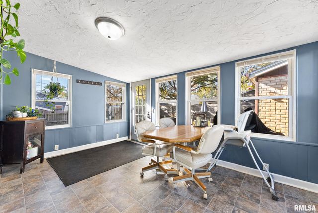 4610 N RIPLEY Street, Davenport, IA 52806