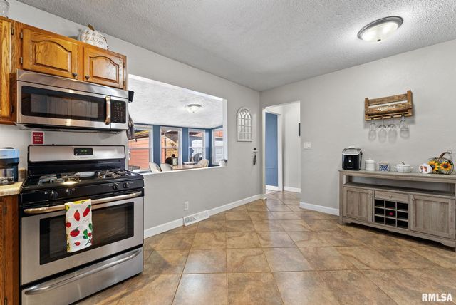 4610 N RIPLEY Street, Davenport, IA 52806