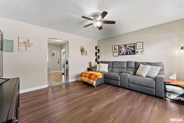 4610 N RIPLEY Street, Davenport, IA 52806