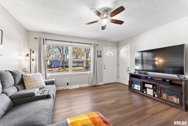 4610 N RIPLEY Street, Davenport, IA 52806