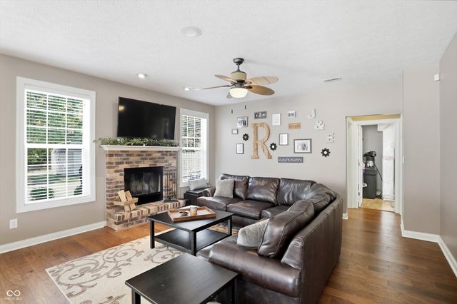 3374 Paisley Pointe, Whitestown, IN 46075