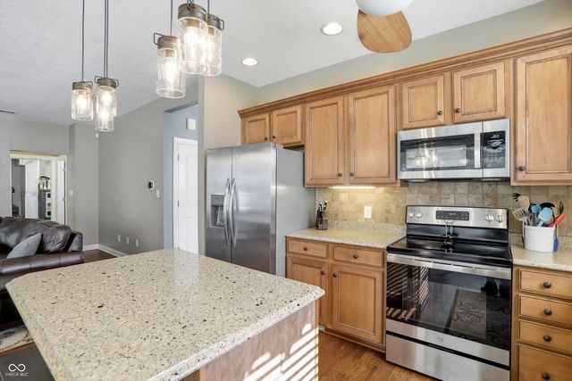 3374 Paisley Pointe, Whitestown, IN 46075