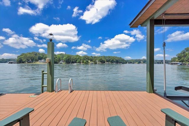 136 Village LN, Moneta, VA 24121