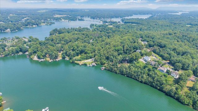 136 Village LN, Moneta, VA 24121
