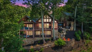 136 Village LN, Moneta, VA 24121